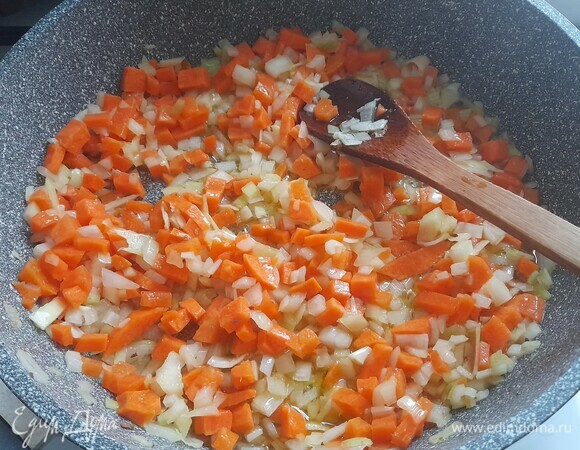 В сковороду, где жарилось мясо, добавить остальное масло, разогреть, выложить лук с морковью и обжарить до легкого румянца.