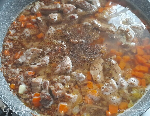 Выложить обжаренную свинину, посолить и поперчить по вкусу, перемешать.