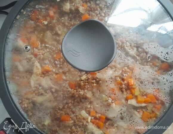 Накрыть сковороду крышкой и варить на медленном огне до готовности гречки.