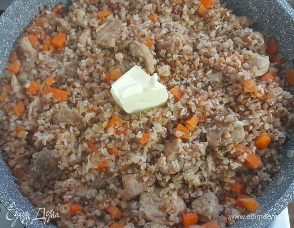 В конце приготовления положить в сковороду кусочек сливочного масла, перемешать. Готовить 5 минут и выключить огонь.