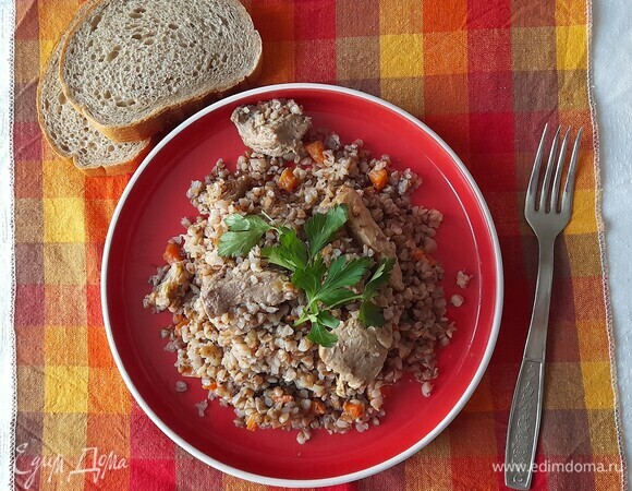 Горячую гречку со свининой разложить по порциям и подать к столу. Приятного аппетита!