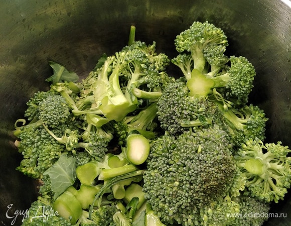 В кастрюлю к чесноку добавляем нарезанную брокколи (грубую часть кочерыжки можно отрезать и выбросить). Перемешиваем, солим, закрываем крышкой и немного томим.