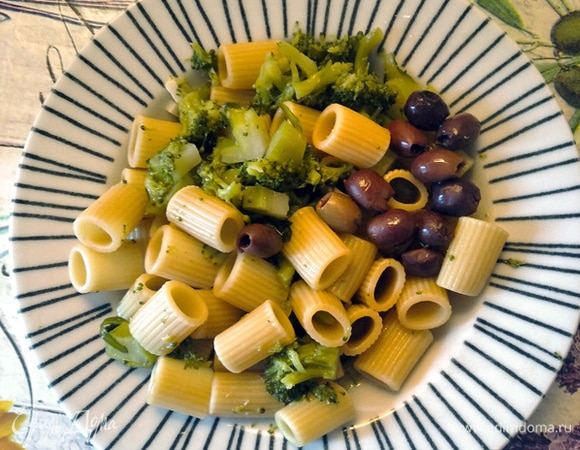 Откидываем пасту на дуршлаг. Выкладываем в большое блюдо. Можно добавить кусочек сливочного масла (можно обойтись и без него). Сверху из кастрюли выкладываем потушившуюся брокколи. Перемешиваем. Можно добавить оливки по вкусу, а можно посыпать сверху тертым сыром. Раскладываем по тарелкам. Приятного аппетита!