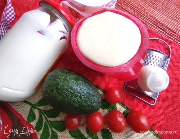 Яйцо отварить заранее, остудить.