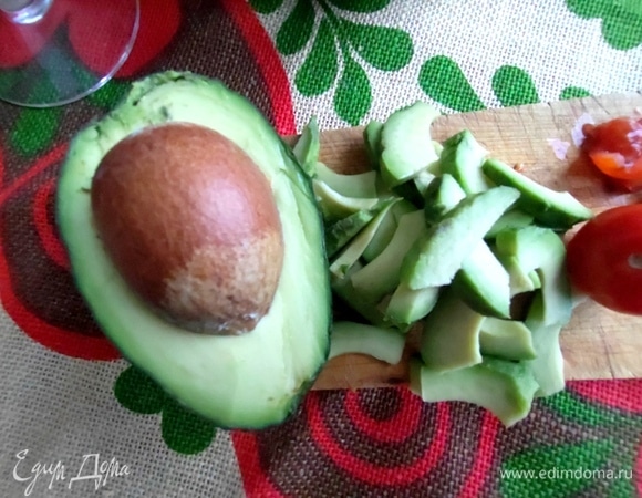 Авокадо очистить, нарезать, сбрызнуть лимонным соком.