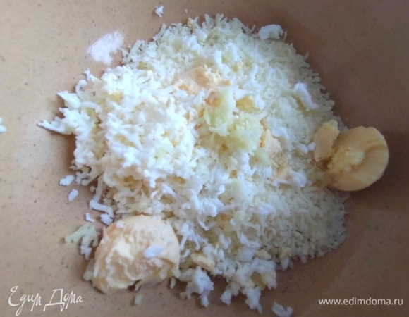 Сыр и белок мелко натереть, добавить к ним желток, чеснок выдавить.