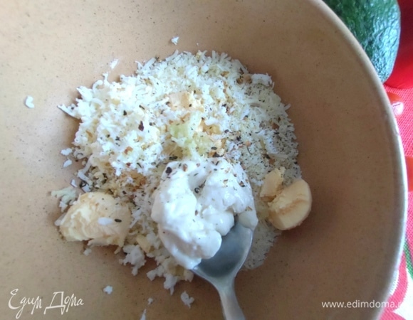 Заправить майонезом и приправить.