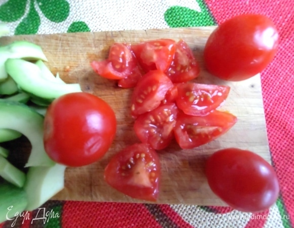 Помидоры нарезать.