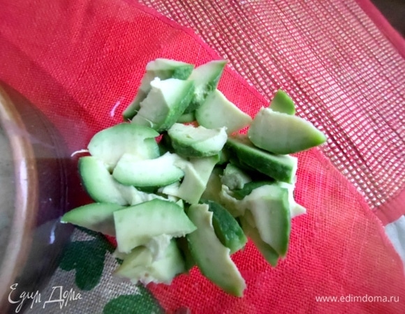 На дно широкого бокала выложить кусочки авокадо.