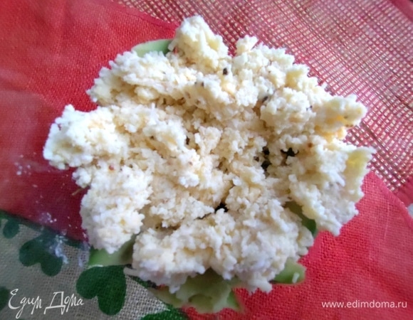 Затем — слой яично-сырной смеси сверху.