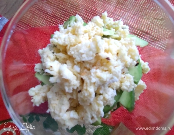 Прикрыть сырно-яичной массой.