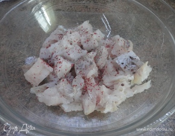 Филе вымыть, нарезать ломтиками толщиной 1 см, посолить и поперчить измельченным розовым перцем.