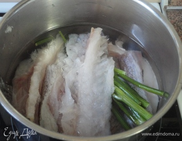 Если вы купили филе с костями, используйте их для приготовления бульона, добавив веточки укропа и петрушки. Варить минут 15.