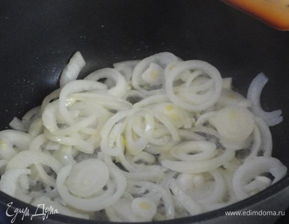 Лук нарезать кольцами, перец соломкой. В глубоком сотейнике разогреть сливочное и растительное масло и пассеровать лук около пяти минут.