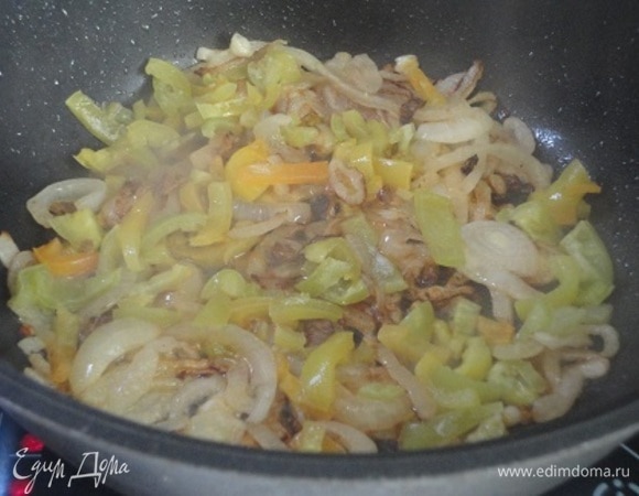 Затем добавить перец и еще потушить минуты две.