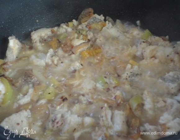 Добавить ломтики рыбы, посолить, поперчить, добавить бульон и тушить на слабом огне минут 10 — до готовности рыбы.