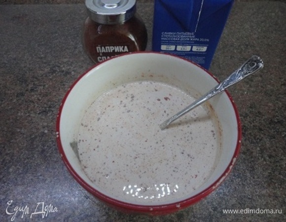 Сметану смешать с паприкой и крахмалом, влить к овощам. Довести до кипения и добавить пряные травы. 