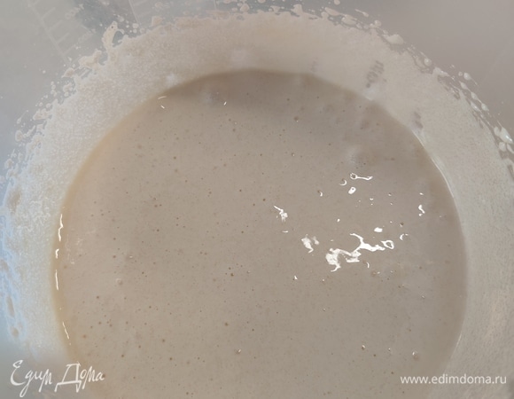 Яйца с сахаром взбить в пышную пену.