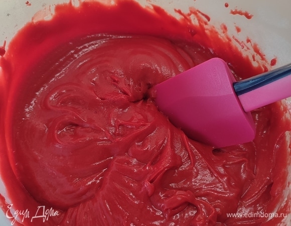 Затем ввести сметану с разрыхлителем, все взбить. Добавить масло, какао, ванилин и краситель. Перемешать. Всыпать муку и замесить тесто.