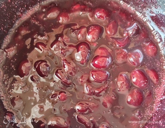 У меня указан общий вес вишни с соком. Вишню с соком положить в сотейник, добавить сахар и проварить 10 минут. После добавить крахмал и проварить еще 1 минуту. Оставить остывать.