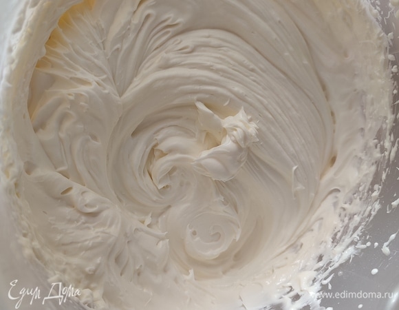 Для крема творожный сыр комнатной температуры перемешать миксером на малых оборотах с сахарной пудрой. Порциями добавлять сливки, каждый раз хорошо взбивать миксером.