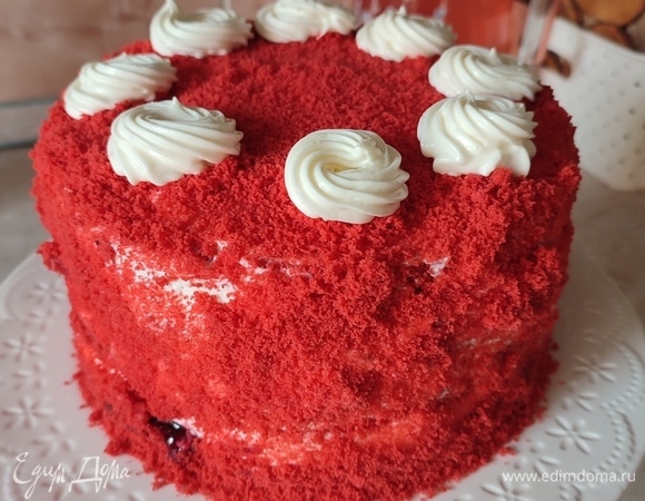 Обмазать торт кремом. Обрезки от коржей перемолоть в блендере и посыпать ими торт. Украсить на своем усмотрение. Поставить торт для пропитки в холодильник, лучше всего на ночь.