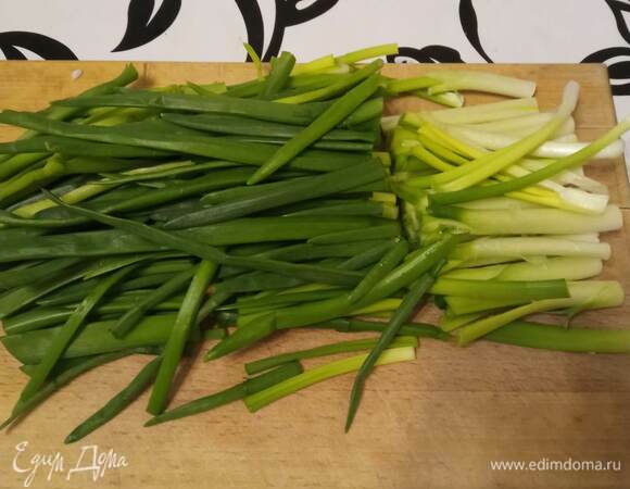 Зеленый лук помыть, обсушить и нарезать крупными кусками.
