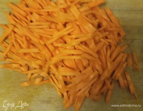 Морковь нарезать тонкой соломкой. Репчатый лук нарезать тоненькими полукольцами. Острый перец нарезать колечками.