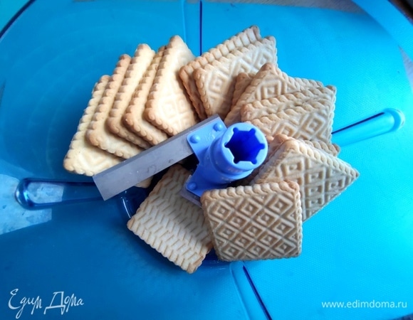 Печенье измельчить в крошку.