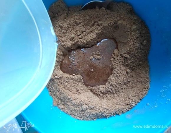 Подливать струйкой и замешивать кипяченую воду (понадобится до 230 мл).