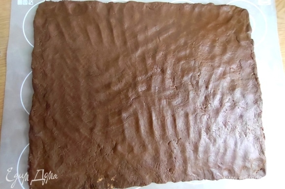 На силиконовый коврик нанести ровным слоем массу из печенья.