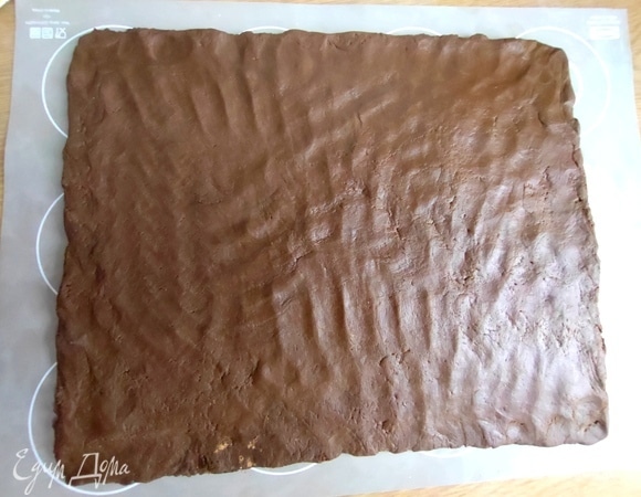 На силиконовый коврик нанести ровным слоем массу из печенья.