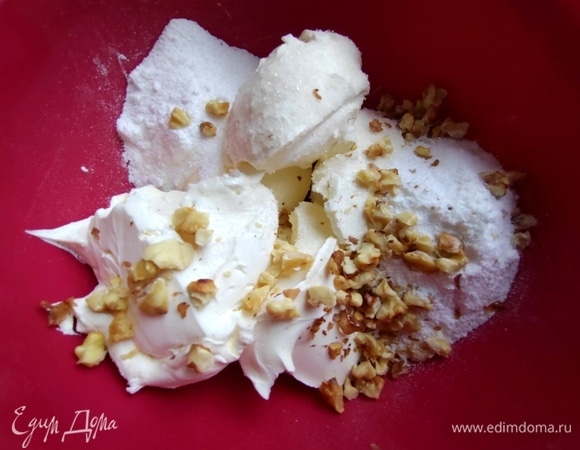 Для начинки: в маскарпоне добавить сахарную пудру, ваниль и немного обжаренного грецкого ореха.