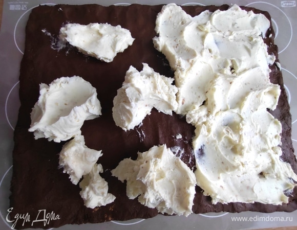 Нанести крем на основу.