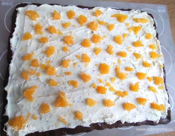 Сверху равномерно выложить мандарин.