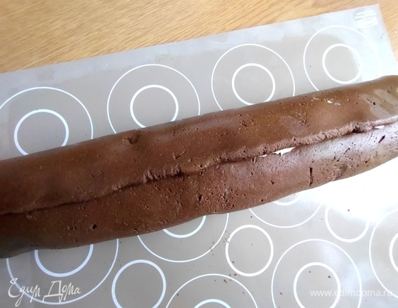 Слегка прокатать шов. Убрать рулет в холодильник вместе с ковриком.