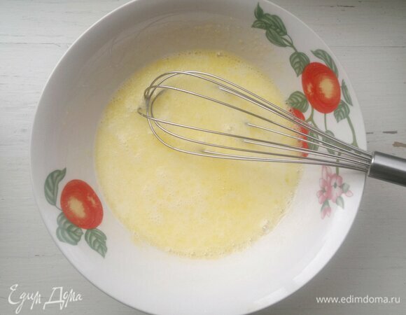 Для теста яйца взбить с сахаром, солью, ванилином. Влить теплое молоко, перемешать.