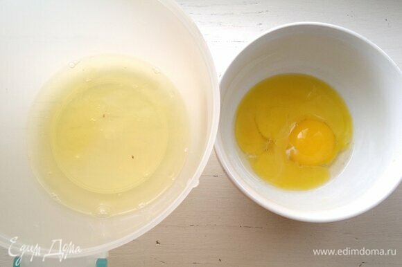 Для начинки яйца разделить на белки и желтки.
