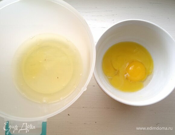 Для начинки яйца разделить на белки и желтки.