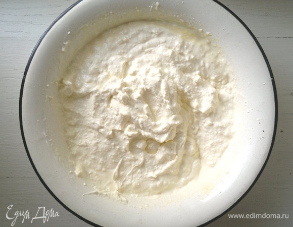 Творог соединить с желтками и сахаром, перемешать до однородности.
