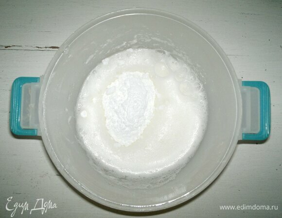 Белки взбить в пену. Затем всыпать сахарную пудру и взбить до устойчивых пиков.