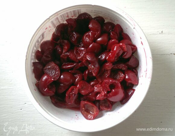 Вишню заранее разморозить при комнатной температуре, а лишний сок слить.