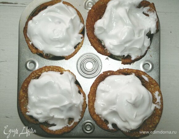 На вишни распределить слой белковой массы.