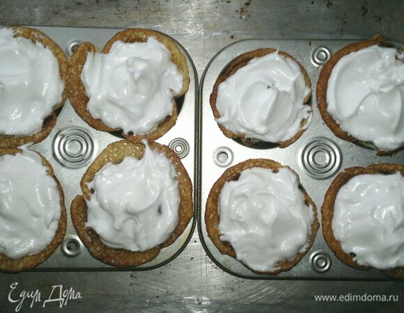 Формочки с блинчиками выложить на противень и поставить в духовку, разогретую до 180°С, на 8–10 минут, чтобы меренга подрумянилась.