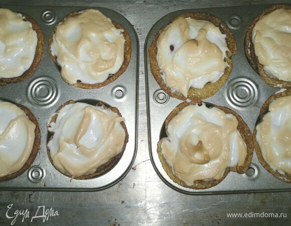 Достать запеченные блинчики из духовки и полностью охладить их в формочках.