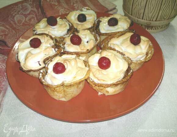 Блинчики с начинкой аккуратно достать из формочек с помощью тонкого ножа и силиконовой лопатки. Выложить на блюдо. Украсить сверху вишней.