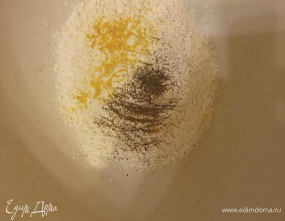 Смешать муку, перец и чеснок. Добавить соль, если хотите.