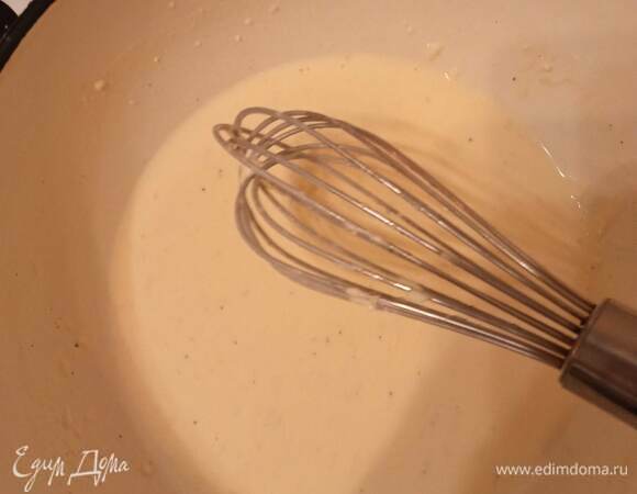 Влить воду и замесить тесто. Консистенция должна быть достаточно жидкая, примерно как на блины.