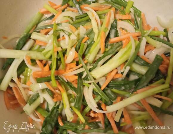 Все овощи добавить в тесто. Хорошенько перемешать. Яйца можно влить сюда же или распределить по блину на сковороде.