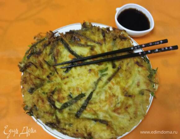 Корейский блин паджон готов. Подавать с соевым соусом и панчанами (корейскими закусками). Приятного аппетита!